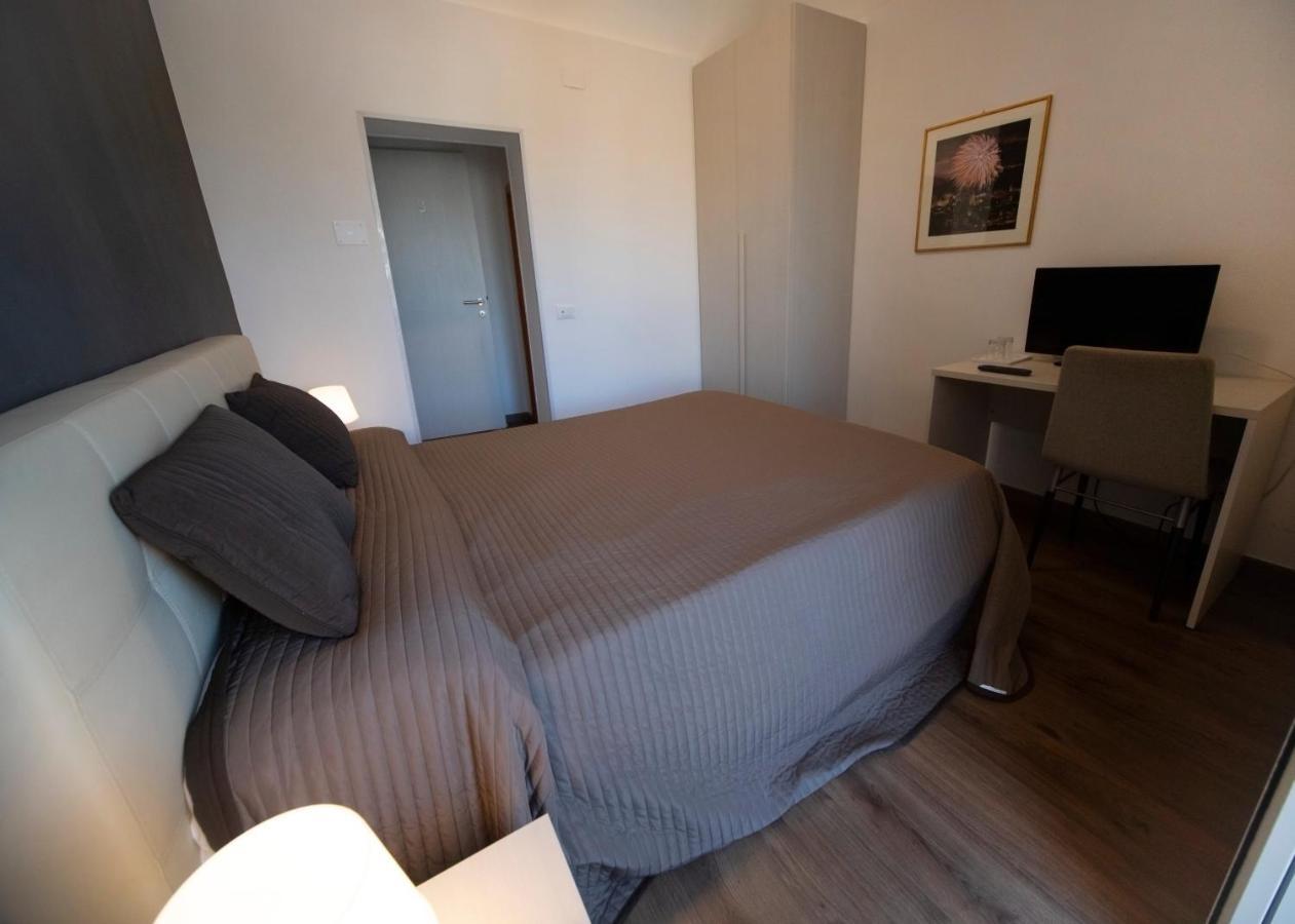 Rooms In Shared Apartment - City Center Catane Extérieur photo