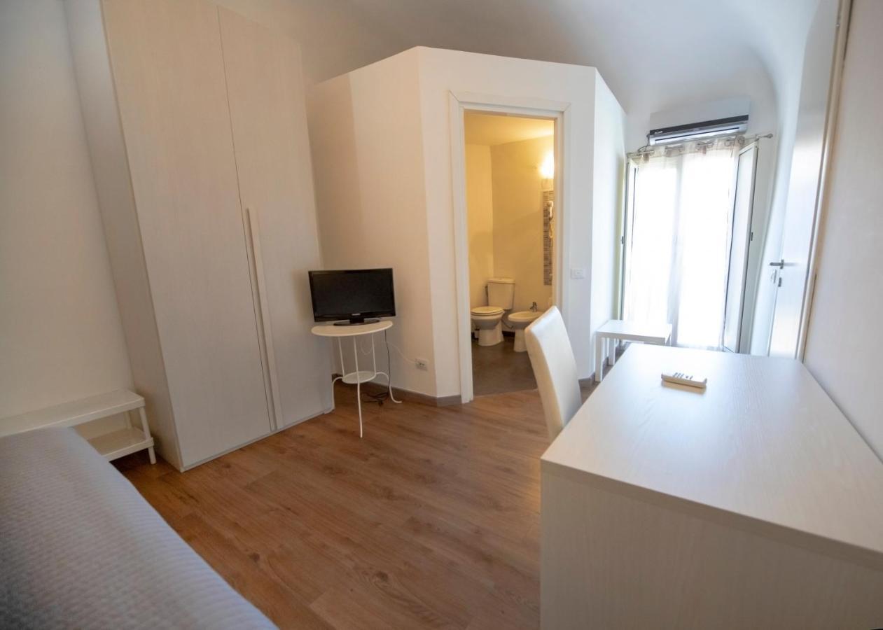 Rooms In Shared Apartment - City Center Catane Extérieur photo