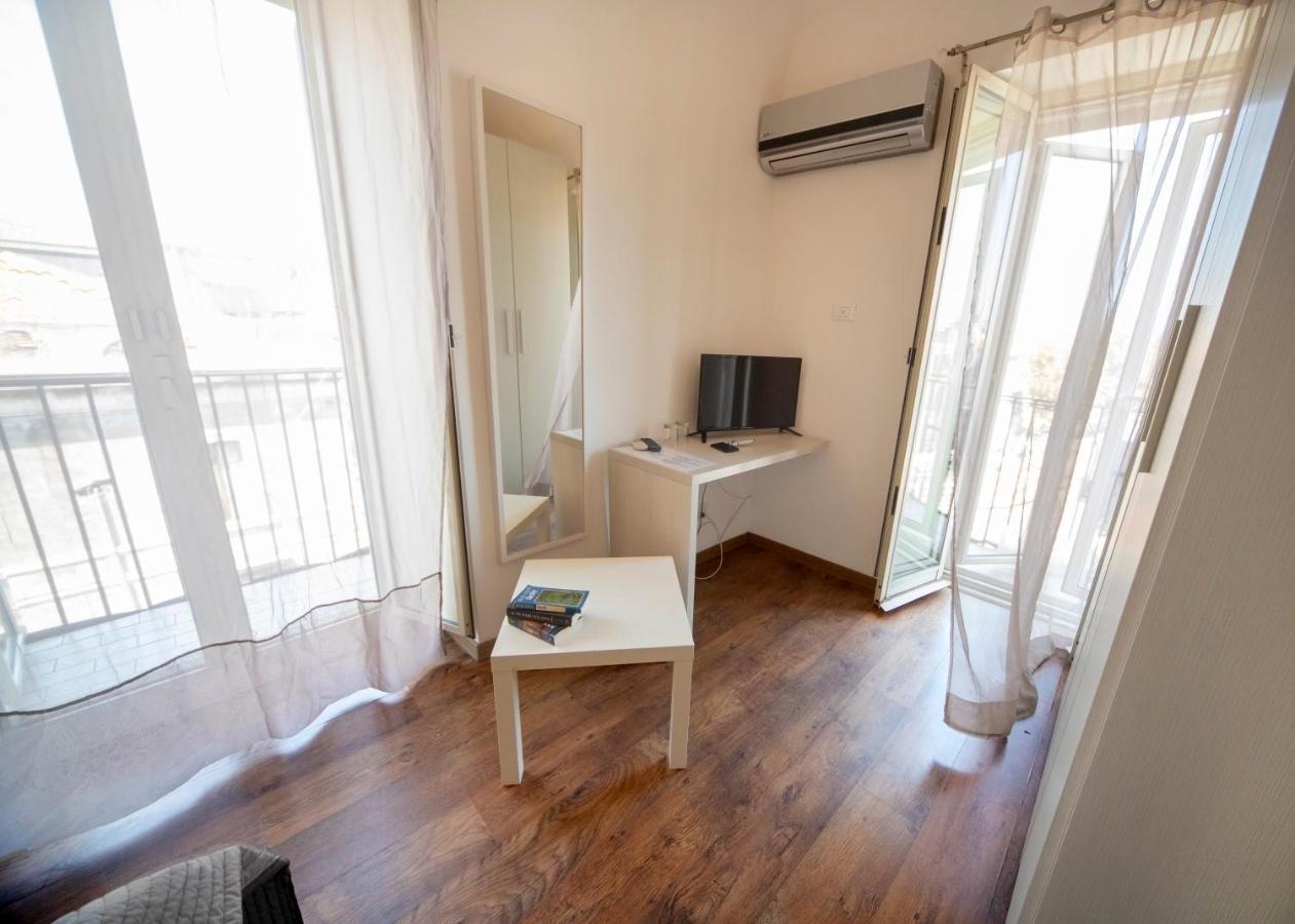 Rooms In Shared Apartment - City Center Catane Extérieur photo